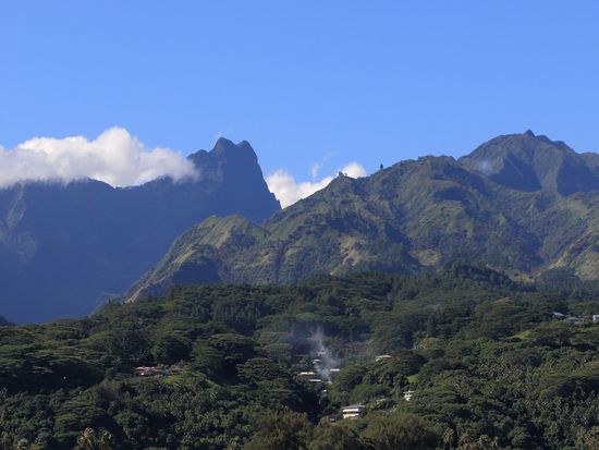 Tahiti_Landscape_mountains_pixta_15223428_XL