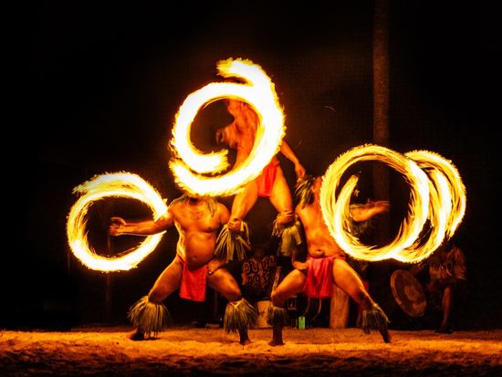 Hawaii_Luaupolynesiandance_shutterstock_1408808330
