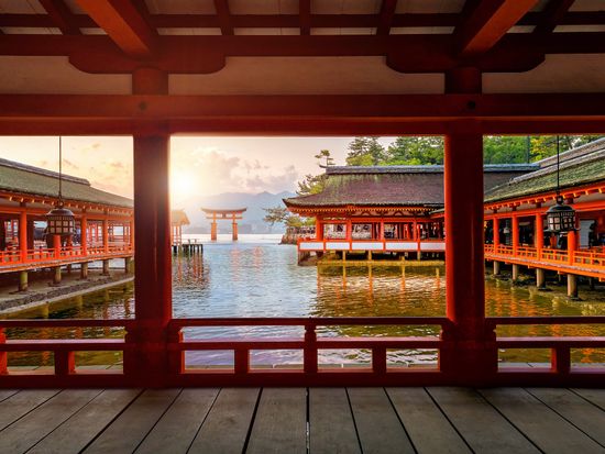 Japan_Hiroshima_Itsukushima Shrine_shutterstock_1007313124