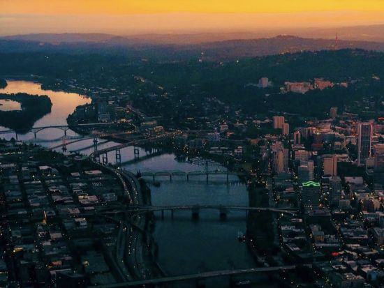 小型飛行機 遊覧飛行60分　ポートランドのダウンタウンとコロンビア川渓谷を眺めるフライト＜貸切または混載／英語パイロット＞by Envi Adventures