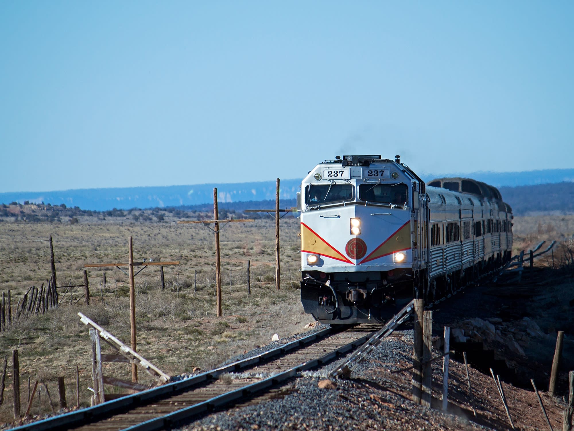 グランドキャニオン鉄道 往復チケット 古き良き列車の旅を体験 