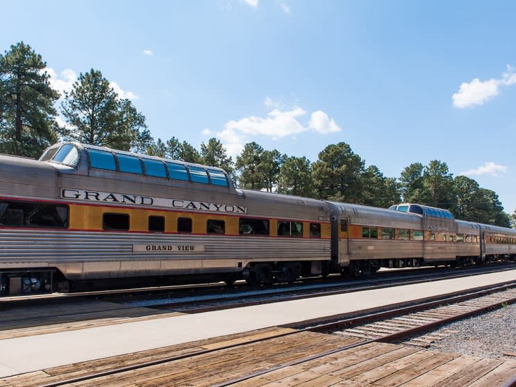 グランドキャニオン鉄道 往復チケット 古き良き列車の旅を体験 