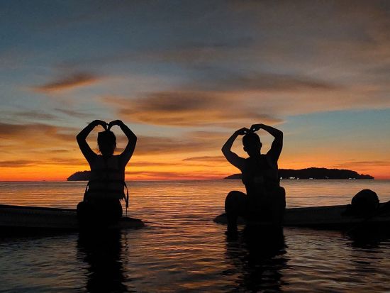 サンセットSUP体験　夕日スポットでクルージング！　シュノーケリング体験付き＜英語ガイド／コタキナバル発＞