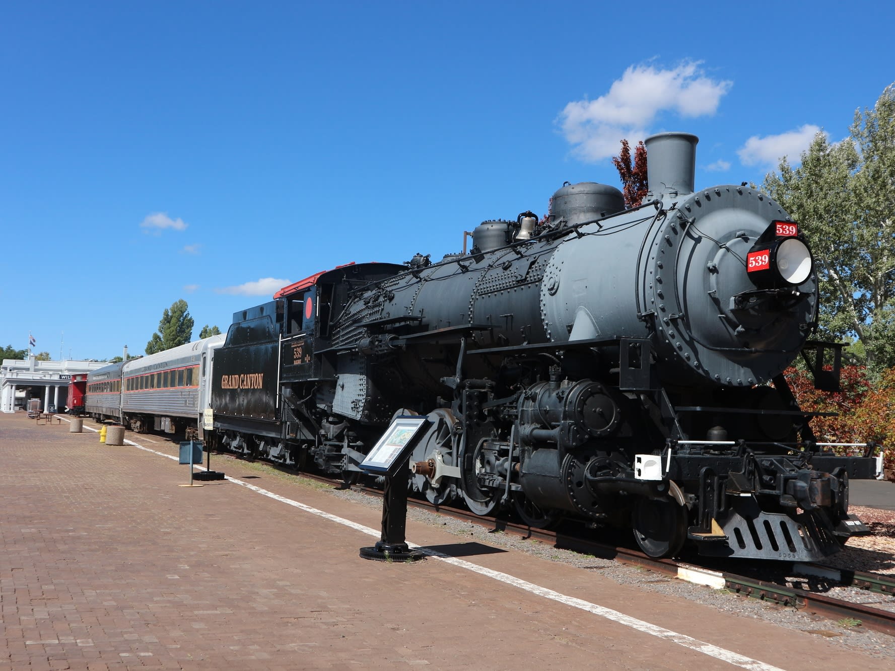 グランドキャニオン鉄道 往復チケット 古き良き列車の旅を体験 