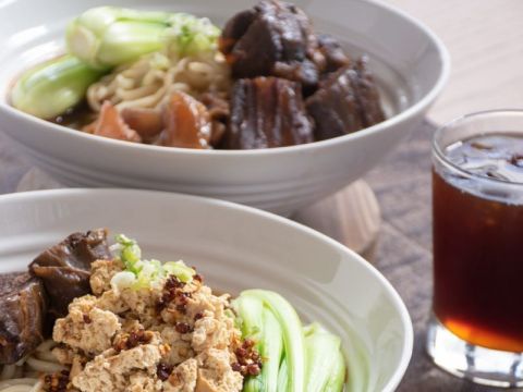 ダブルツリー・バイ・ヒルトン台北中山 La Salle（森酒吧）食事券＋事前予約サービス＜台湾料理／臭豆腐牛肉麺＞