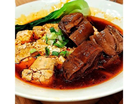 ダブルツリー・バイ・ヒルトン台北中山 La Salle（森酒吧）食事券＋事前予約サービス＜台湾料理／臭豆腐牛肉麺＞