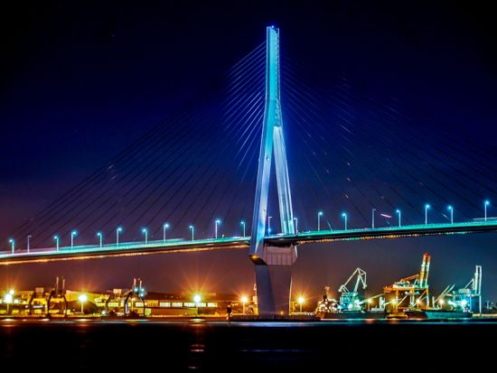 横浜発ミステリー夜景クルーズ 航路は当日まで秘密！海から眺める特別な30分＜ガイド付／ピア象の鼻発＞ 
