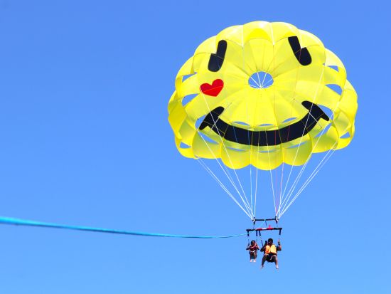 パラセーリング＋マリンスポーツ遊び放題！スリル満点なチューブ系アクティビティとフライボードやウェイクボードも体験OK！＜うるま市発／4歳から参加可能＞