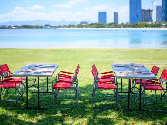 ビーチBBQランチツアー　開放感あふれるビーチでのBBQ　食材や道具の準備もお任せ　ワイキキ中心部DFSからの送迎付き＜昼／2時間／アラモアナビーチパーク＞