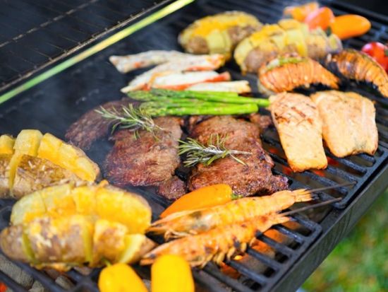 ビーチBBQランチツアー　開放感あふれるビーチでのBBQ　食材や道具の準備もお任せ　ワイキキ中心部DFSからの送迎付き＜昼／2時間／アラモアナビーチパーク＞