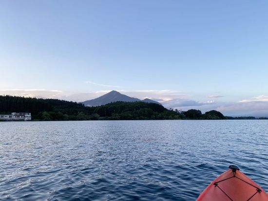 猪苗代湖カヌーツアー  唯一の島、翁島をカヤックで湖上クルージングを満喫＜7歳以上参加可／4～10月／福島県猪苗代湖＞