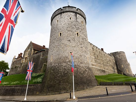 【空港送迎】 ロンドン市内 ⇒ ヒースロー空港　ウィンザー観光付き ＜貸切／日本語アシスタント＞