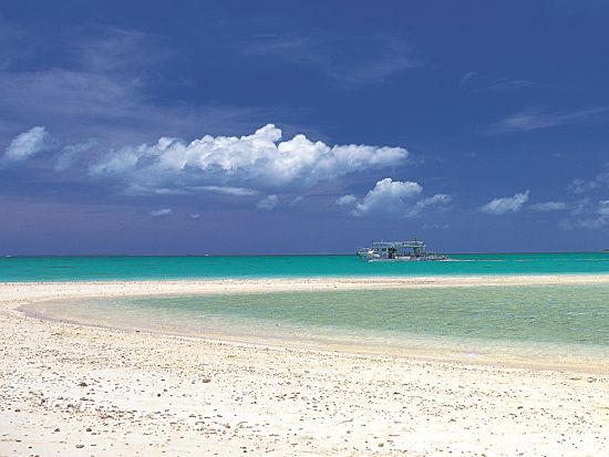 無人島カヤマ島＋幻の島へ上陸 1日で人気の2島をめぐるツアー！エメラルドブルーの海に囲まれた無人島で思い思いの時間を満喫＜通年／2名から／石垣発＞