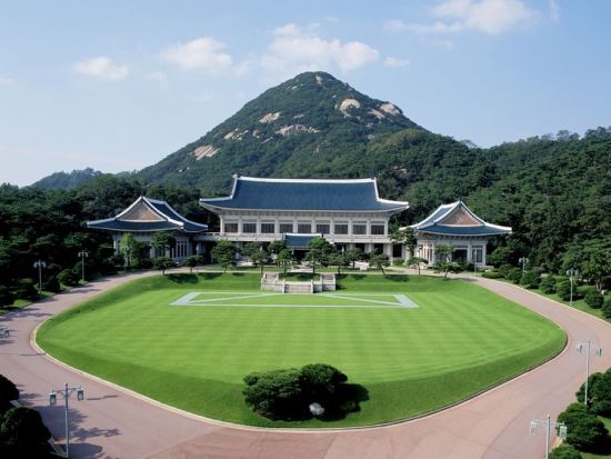 ソウル市内1日観光ツアー 景福宮＋青瓦台＋仁寺洞＋洛山公園＋南大門市場or北岳八角亭＋北村  サムゲタンまたは韓定食付＜日本語ガイド／貸切プランあり＞