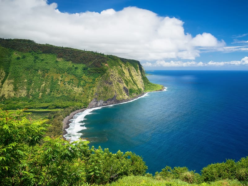 Hawaii_Big_Island_Waipio_Valley_Lookout_shutterstock_448371397