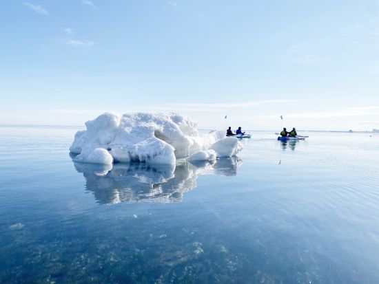流氷カヤックツアー 海に浮かぶ流氷とオホーツク海の真紺の海の美しさをカヤックで堪能！＜1～3月／2.5時間／網走市＞by コネクトリップ