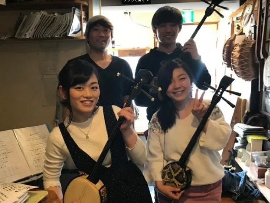奄美三味線体験 三味線店を営む沖島ガイドがご案内！初心者でも気軽に体験できる三味線教室 ＜40分／名瀬＞ by ダイブセンターOKKY