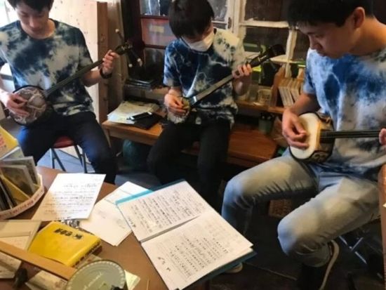 奄美三味線体験 三味線店を営む沖島ガイドがご案内！初心者でも気軽に体験できる三味線教室 ＜40分／名瀬＞ by ダイブセンターOKKY