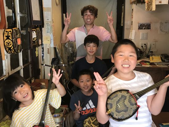 奄美三味線体験 三味線店を営む沖島ガイドがご案内！初心者でも気軽に体験できる三味線教室 ＜40分／名瀬＞ by ダイブセンターOKKY