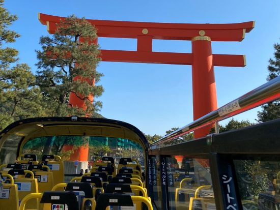 【多言語バスツアー】オープントップバス 開放感あふれるバスで二条城や西本願寺など名所を車窓観光＜英・中・韓音声ガイド＞by おこしバス（京都定期観光バス）