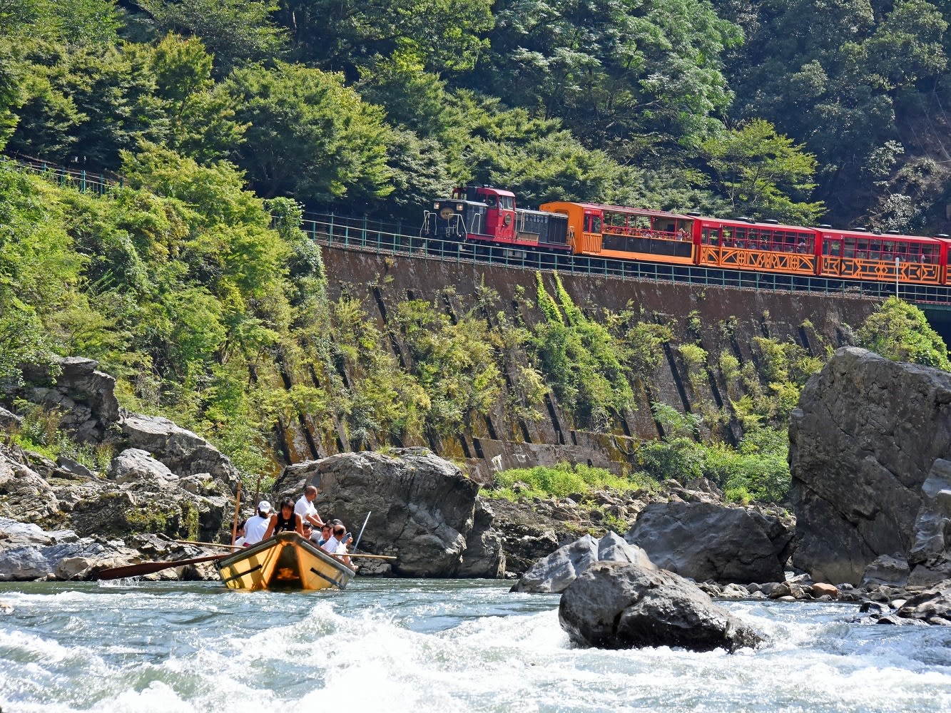 トロッコ列車と保津川下り バスツアー 並ばずスムーズに乗船＆乗車！嵐山散策も＜京都駅発／1日＞by おこしバス（京都定期観光バス） | 京都の観光&遊び・体験・レジャー専門予約サイト  VELTRA(ベルトラ)