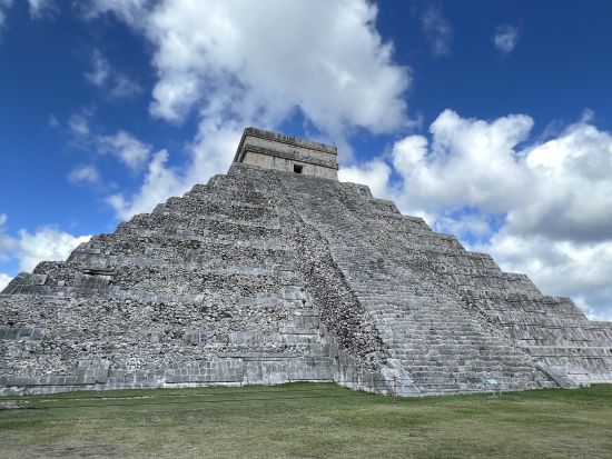 チチェン・イッツァ遺跡＋セノーテ＋魔法の村イサマル＆バジャドリードを巡る1日観光ツアー＜混載／昼食／英語／メリダ発着＞
