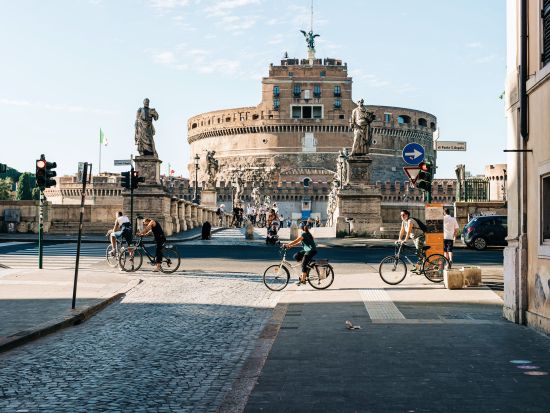世界遺産コロッセオ 入場チケット事前予約＋街歩き音声ガイドアプリ！徒歩＆セルフガイドで楽しむ永遠の都ローマ＜緊急時の24時間日本語サポート付＞