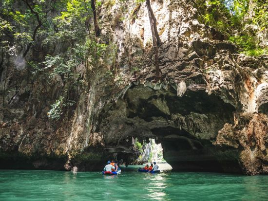 ラグジュアリーモーターヨットで行くパンガー湾クルーズ　シーカヌー体験＋ウォーターアクティビティ付き＜日本語または英語ガイド／昼食・夕食付き＞