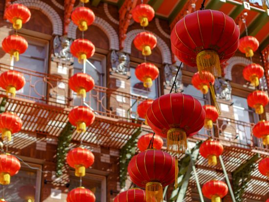 USA_San Francisco_chinatown_Chinese New Year_lantern_shutterstock_707158681