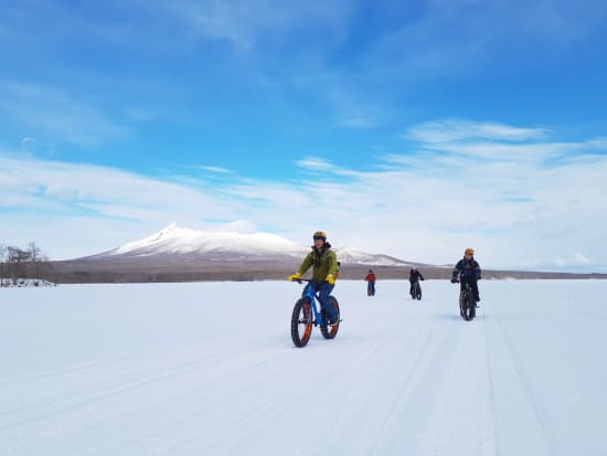  大沼湖ファットバイクガイドツアー　氷上ライドオン＆氷のカフェスポット♪氷った湖の上で楽しむ寒＆暖体験！＜ドリンク付／2月／JR 大沼公園駅周辺集合＞