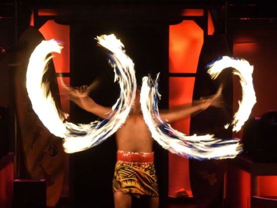 「ロック・ア・フラ」ポリネシアンとロックを融合！有名キャストも楽しめるワイキキ最大のハワイアンショー＜ロイヤル・ハワイアン・ショッピングセンター内＞