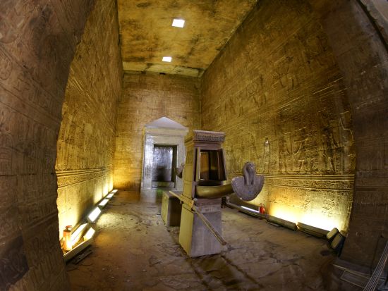 ホルス神殿とコム・オンボ神殿 ナイル川流域の神殿地域を巡る日帰り観光ツアー＜チップ込／日本語／送迎付／アスワン発＞