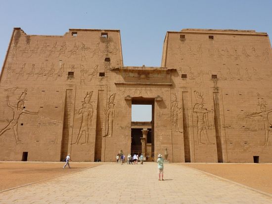 ホルス神殿とコム・オンボ神殿 ナイル川流域の神殿地域を巡る日帰り観光ツアー＜チップ込／日本語／送迎付／アスワン発＞