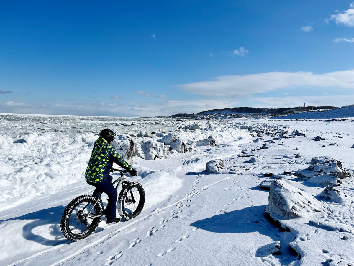 ファットバイクでスノーライド 世界中でここだけ！流氷を見ながら
