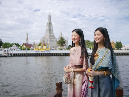 チャオプラヤ川クルーズ＆タイの伝統衣装レンタル 「暁の寺」ワット・アルンで撮影タイムあり＜午前／現地集合／英語アシスタント＞byスパトラ
