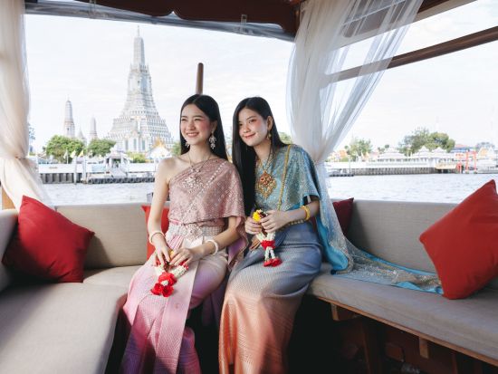チャオプラヤ川クルーズ＆タイの伝統衣装レンタル 「暁の寺」ワット・アルンで撮影タイムあり＜午前／現地集合／英語アシスタント＞byスパトラ