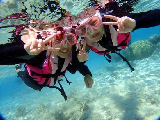 《沖縄3大アクティビティ全部体験！》贅沢セット！青の洞窟シュノーケリング＆絶景パラセーリング＆絶叫ウォータートイ＜ボート/ショップ設備利用可/恩納村発＞