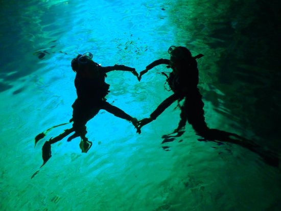 《沖縄3大アクティビティ全部体験！》贅沢セット！青の洞窟シュノーケリング＆絶景パラセーリング＆絶叫ウォータートイ＜ボート/ショップ設備利用可/恩納村発＞