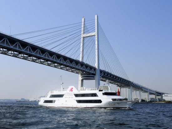 横浜アフタヌーンクルーズ マリーンルージュ 海を見ながら船上で優雅にアフタヌーンティーを楽しむ♪  季節のケーキとお飲み物 ＜14時出航／赤レンガ倉庫発着＞