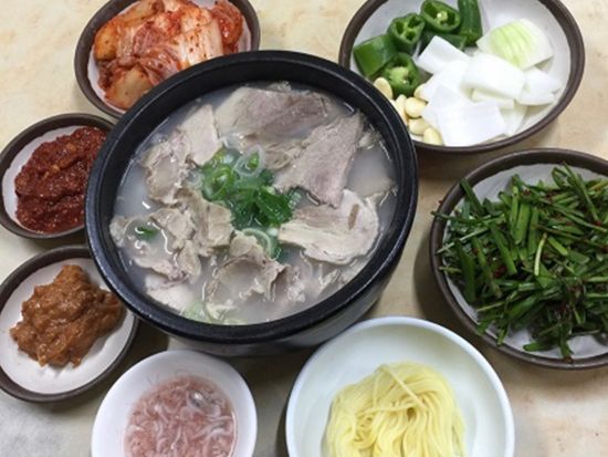 甘川文化村観光ツアー　絶景！カラフルなアートの村をたっぷり散策＊釜山3大グルメのテジクッパランチ付き＜午前／日本語ガイド／ロッテ免税店で自由解散＞