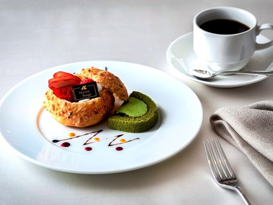 横浜アフタヌーンクルーズ マリーンルージュ 海を見ながら船上で優雅にアフタヌーンティーを楽しむ♪  季節のケーキとお飲み物 ＜14時出航／赤レンガ倉庫発着＞