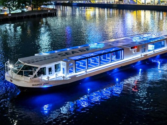 みなとみらいイルミネーションクルーズ  シーバス イルミネーションガイドとともにめぐる横浜夜景＜土日祝限定／横浜駅東口発着＞