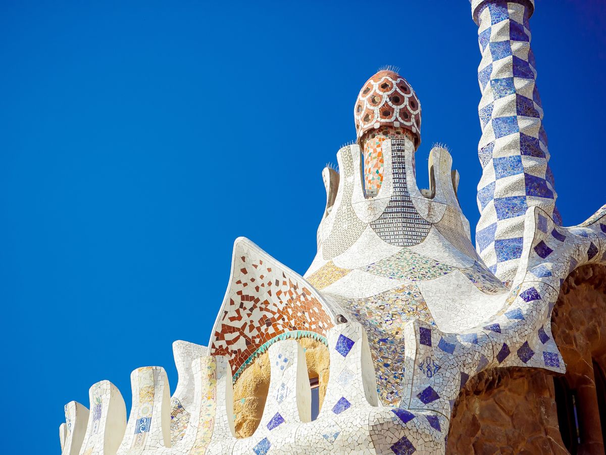 スペイン バルセロナ マドリッド ガウディー 建築 現地購入 バルセロナの象徴ガウディ設計の邸宅、修復終えて公開 | 日経