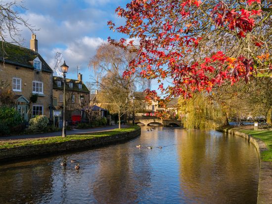 UK_Cotswolds_Bourton on the Water_shutterstock_775166416