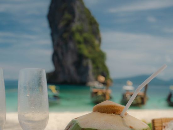 【クラビ発】タイの秘境ビーチを堪能　貸切ラグジュアリーボートで行くホン島ツアー　夕日鑑賞付きプランあり＜半日・1日／選べる昼食付き／英語ガイド＞