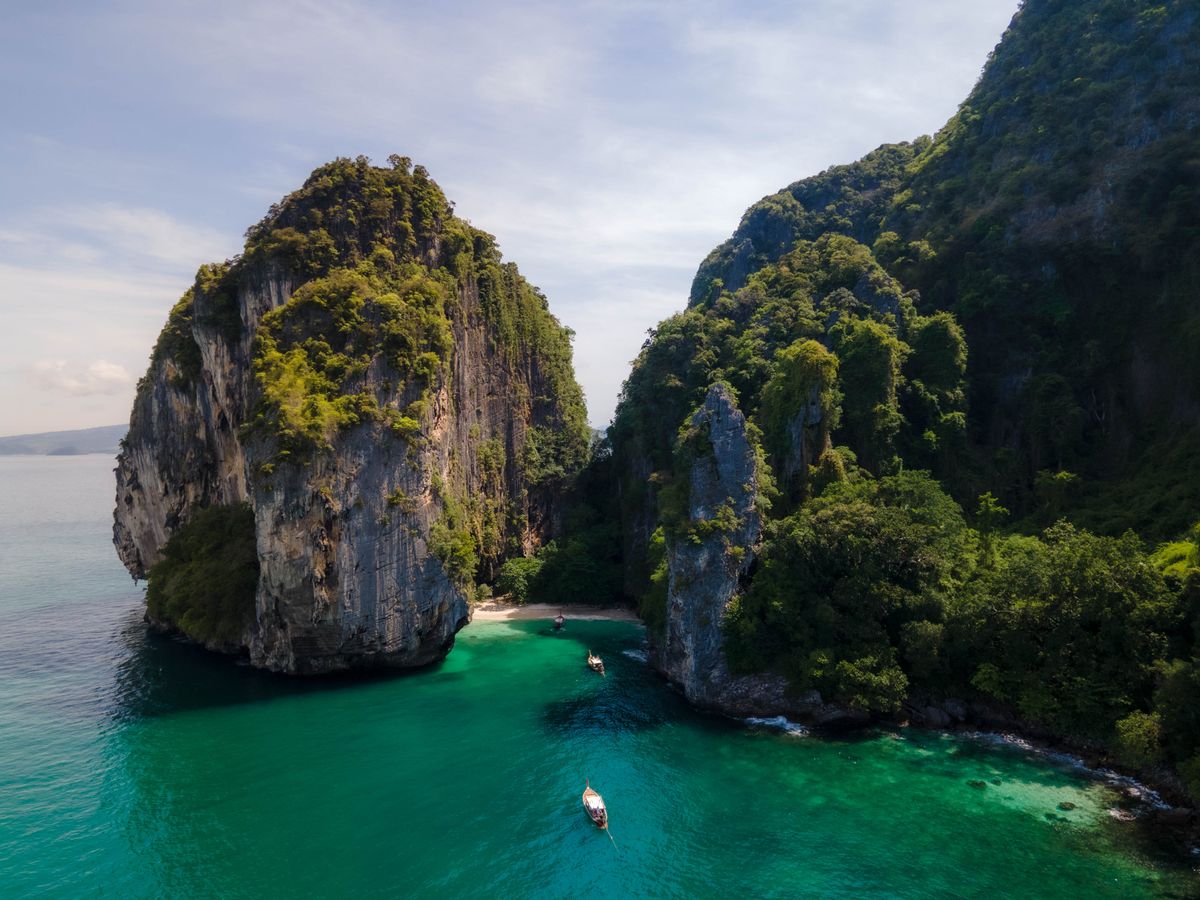 クラビ発】タイの秘境ビーチを堪能 貸切ラグジュアリーボートで行く