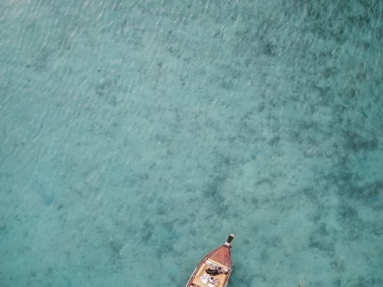【クラビ発】タイの秘境ビーチを堪能　貸切ラグジュアリーボートで行くホン島ツアー　夕日鑑賞付きプランあり＜半日・1日／選べる昼食付き／英語ガイド＞
