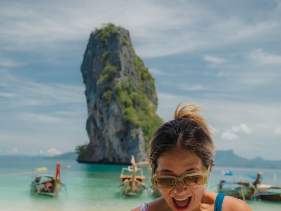【クラビ発】タイの秘境ビーチを堪能　貸切ラグジュアリーボートで行くホン島ツアー　夕日鑑賞付きプランあり＜半日・1日／選べる昼食付き／英語ガイド＞