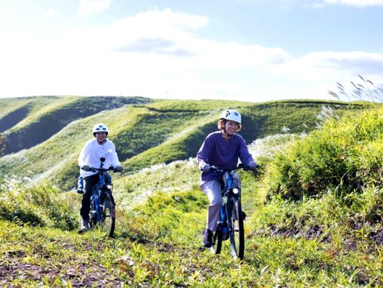 阿蘇カルデラ「千年の草原」E-MTBライド 専門ガイドがご案内 千年の草原特別サイクリング体験＜阿蘇発＞