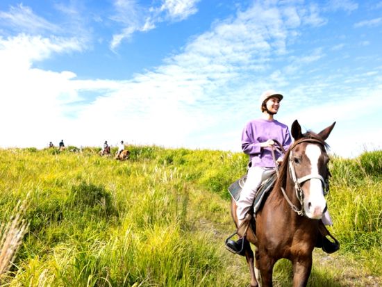 阿蘇カルデラ 普段は立ち入ることができない草原で乗馬体験＆ピクニックランチ　草原の守り人に教えていただく伝統農業体験も＜阿蘇発＞
